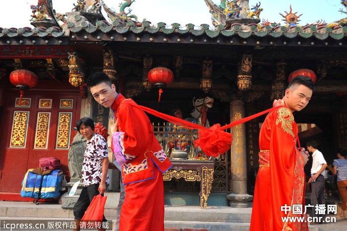 Lục Chung và Lưu Vạn Cường trong trang phục cưới truyền thống của người Trung Quốc.